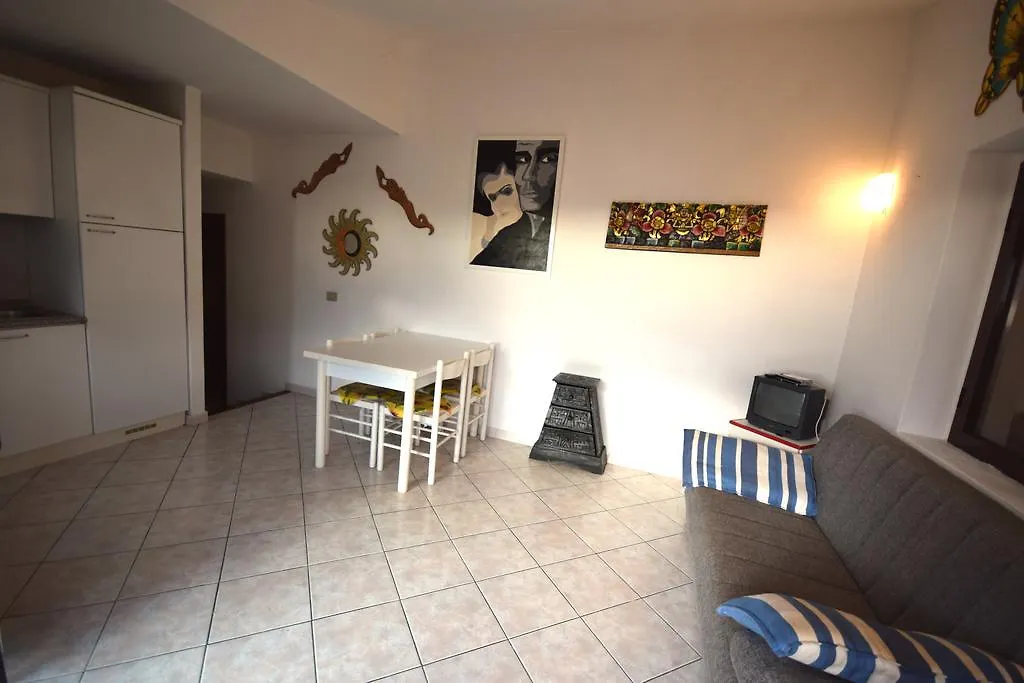 Ginepro Giallo Trinità dʼAgultu Casa de Férias
